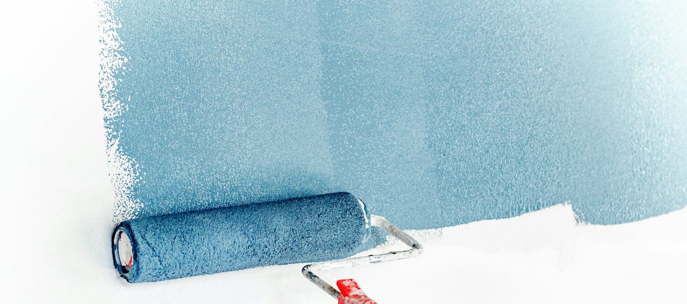 Rolo aplicando tinta azul na parede