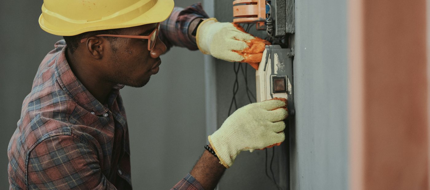 Eletricista instalando fiação